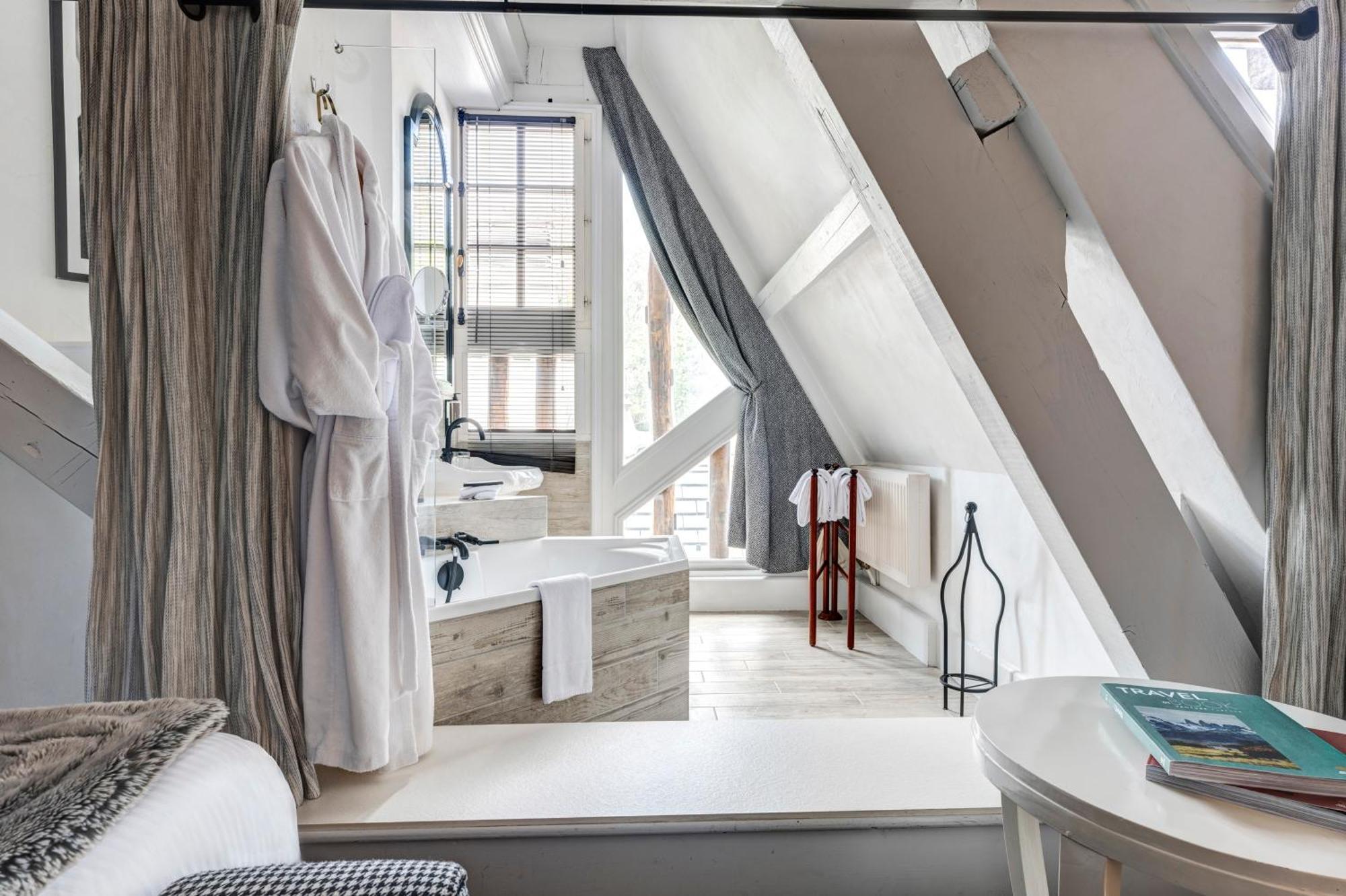 Hotel Chateau Des Avenieres 4*